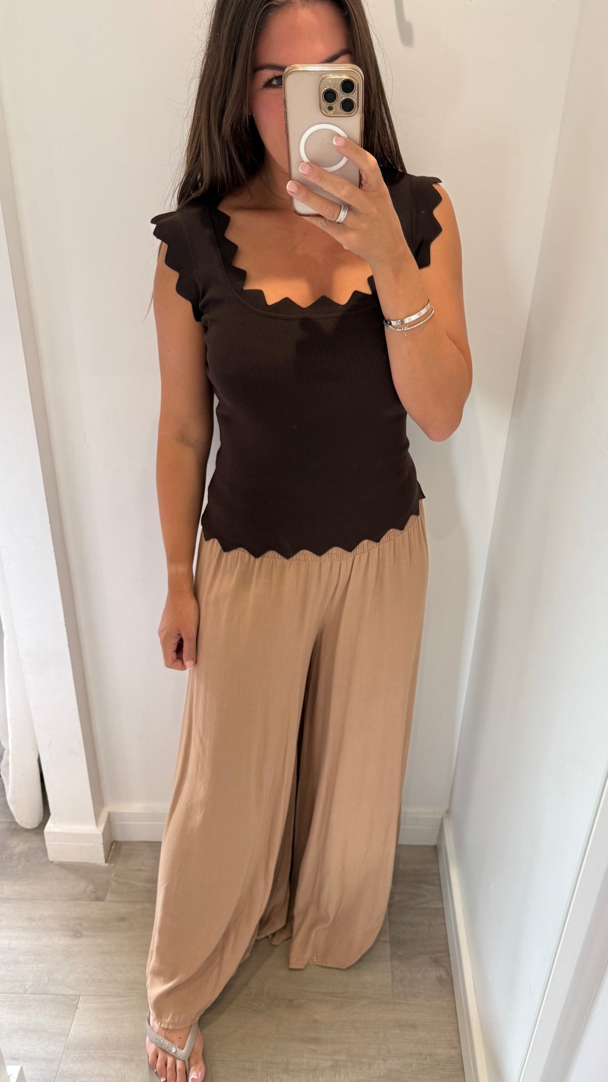 CHOCOLATE SCALLOP VEST TOP