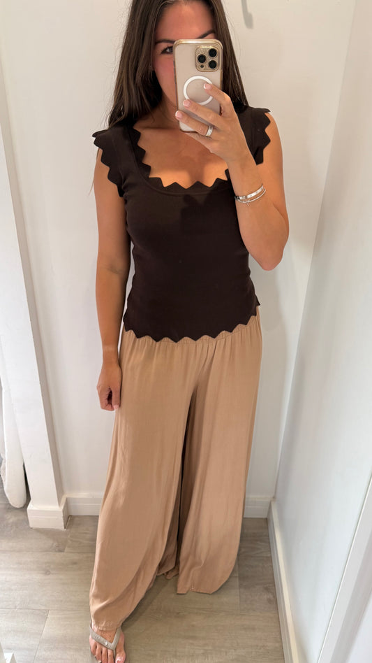 CHOCOLATE SCALLOP VEST TOP