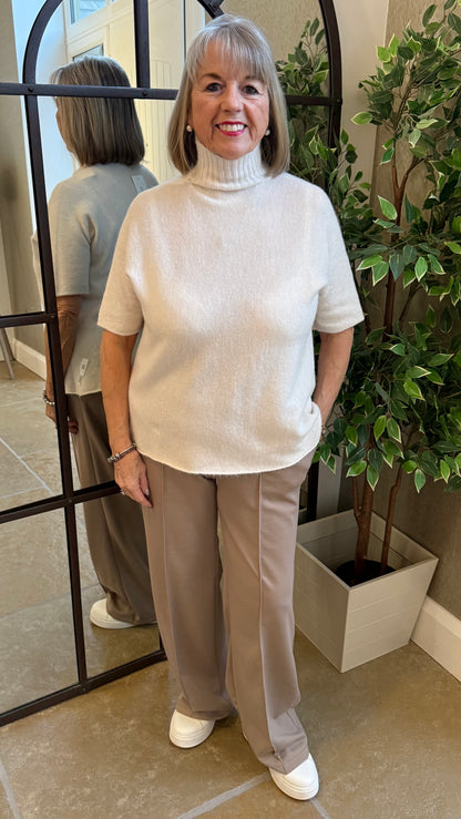 CREAM SHORT-SLEEVE TURTLENECK KNIT TOP