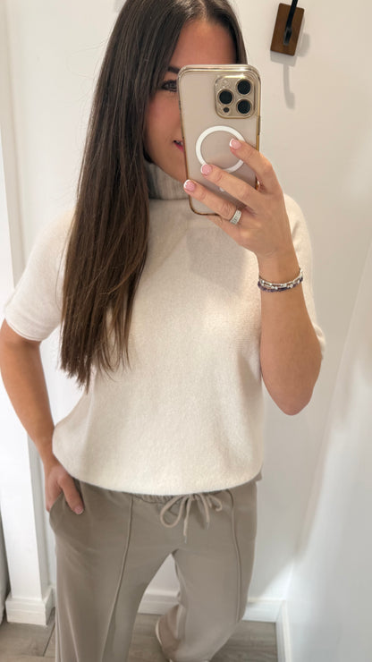 CREAM SHORT-SLEEVE TURTLENECK KNIT TOP