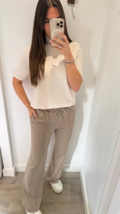 CREAM SHORT-SLEEVE TURTLENECK KNIT TOP