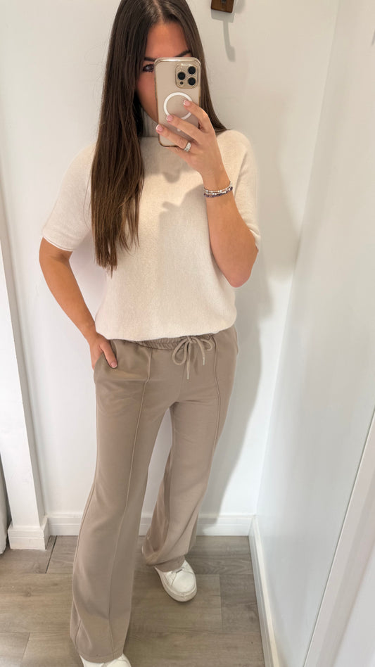 CREAM SHORT-SLEEVE TURTLENECK KNIT TOP