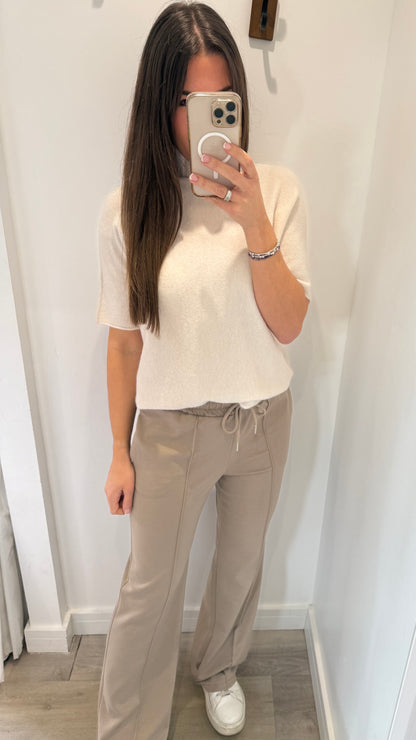CREAM SHORT-SLEEVE TURTLENECK KNIT TOP