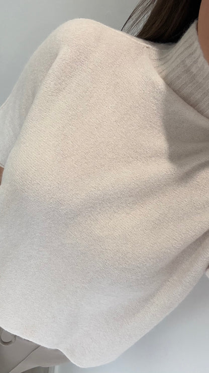 CREAM SHORT-SLEEVE TURTLENECK KNIT TOP