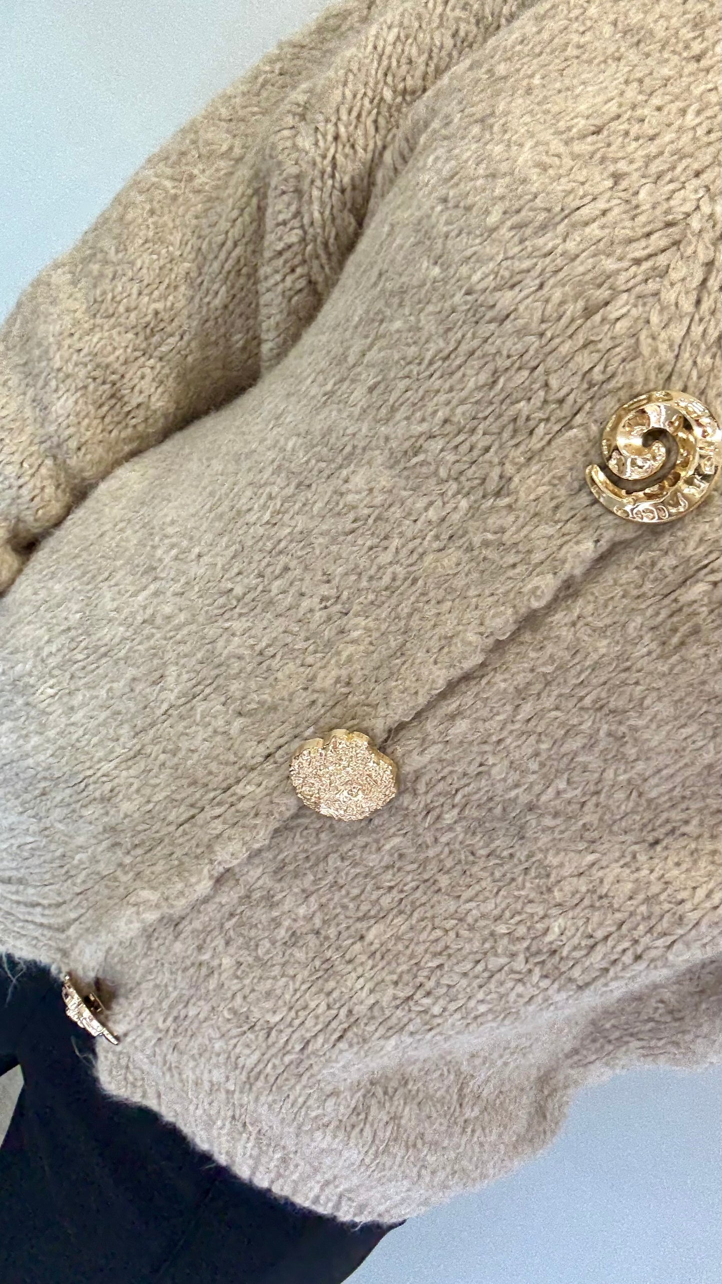 LATTE MULTI-DETAIL GOLD BROACH CARDIGAN