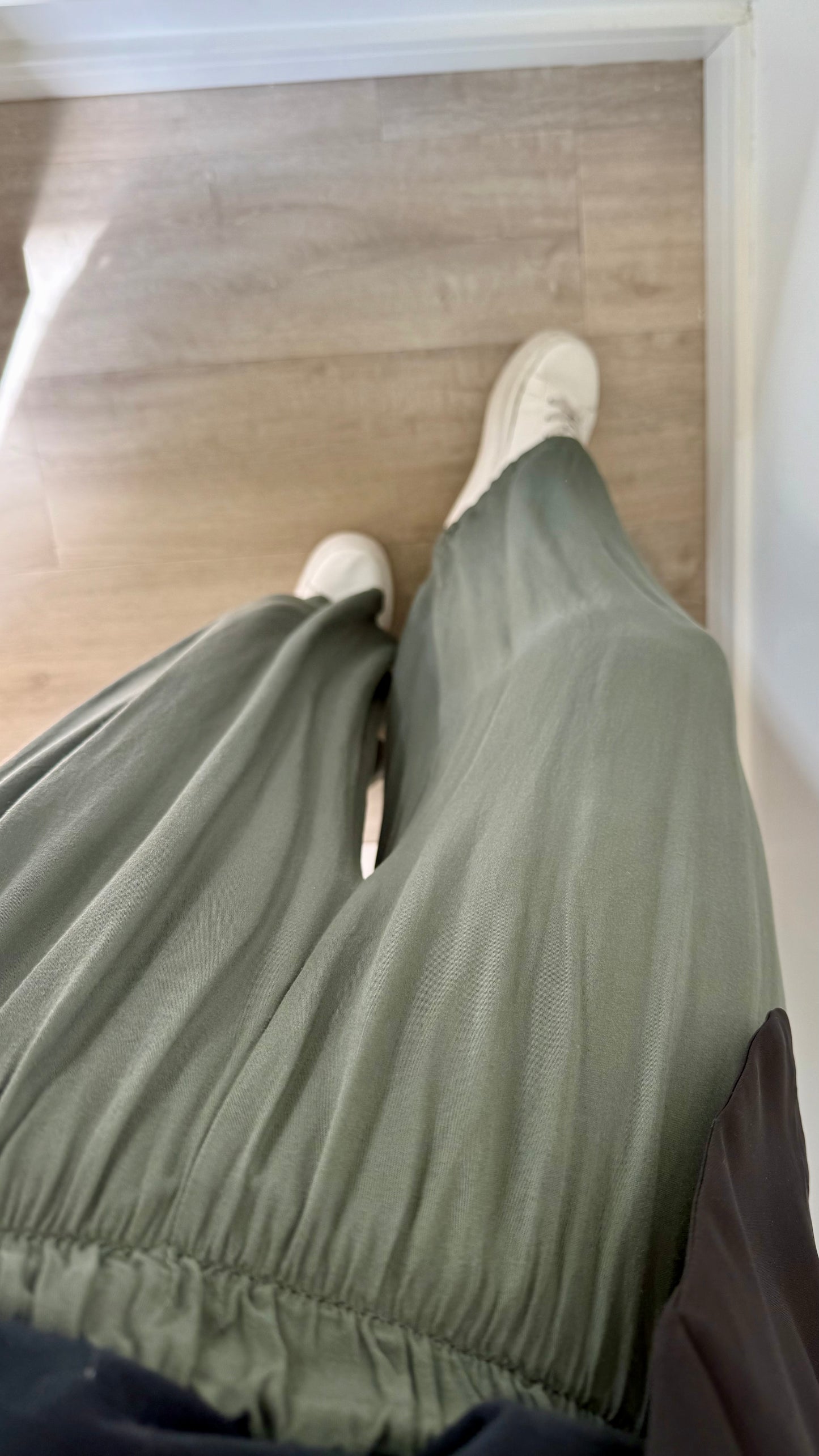 KHKAI ELASTICATED WAIST WIDE-LEG TROUSERS