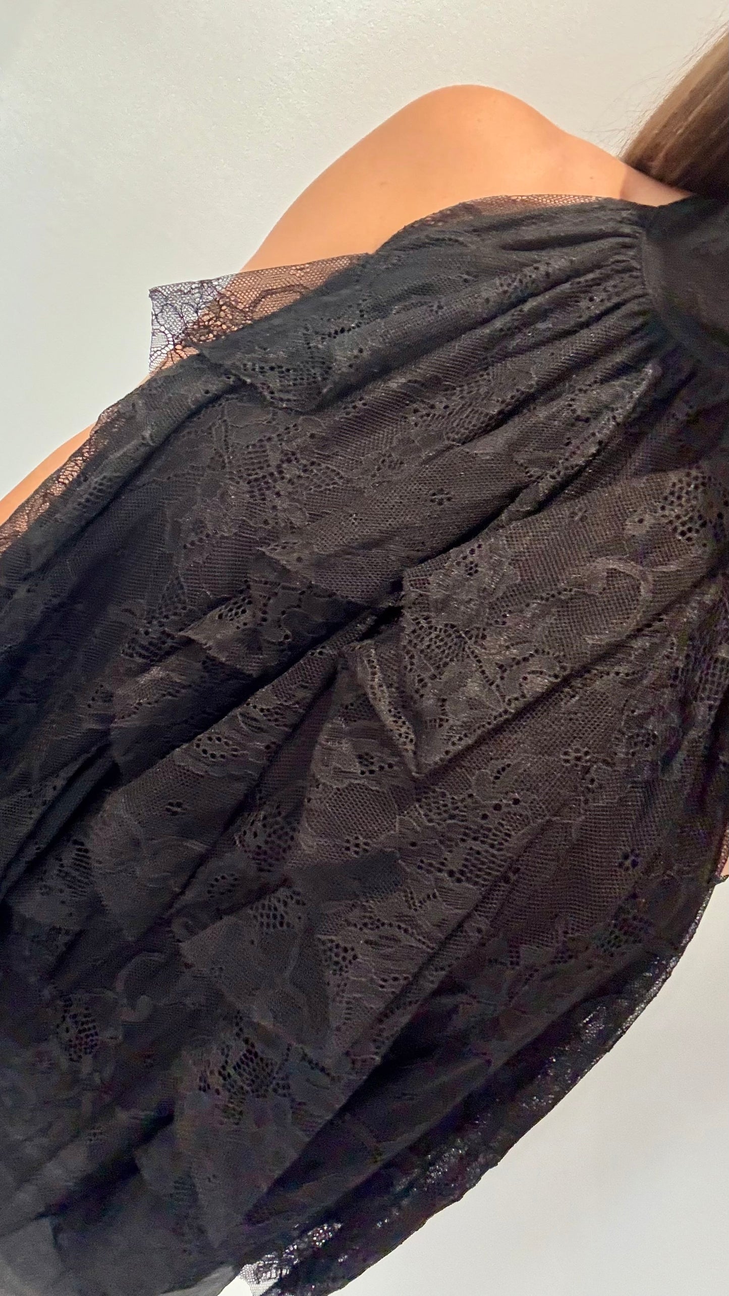 HALTERNECK LACE RUFFLE TOP