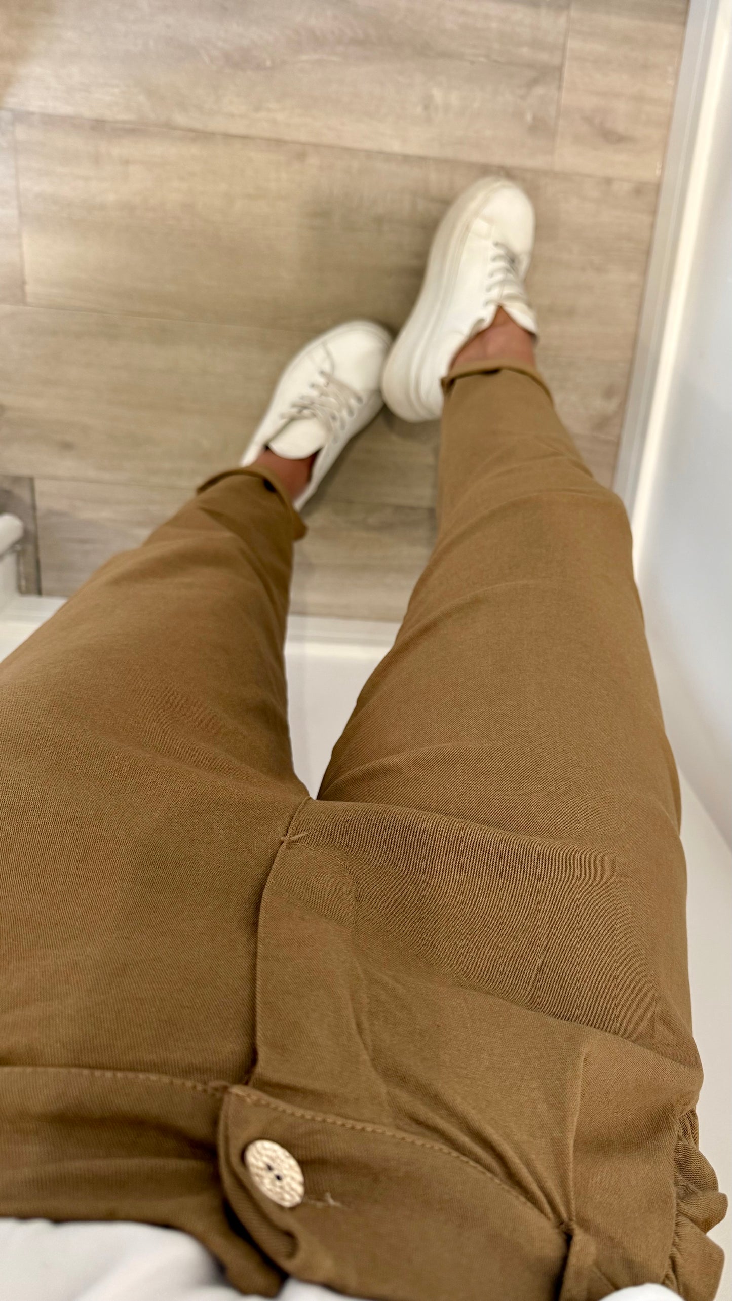 CAMEL CHINO MAGIC PANT WITH FRILL POCKET