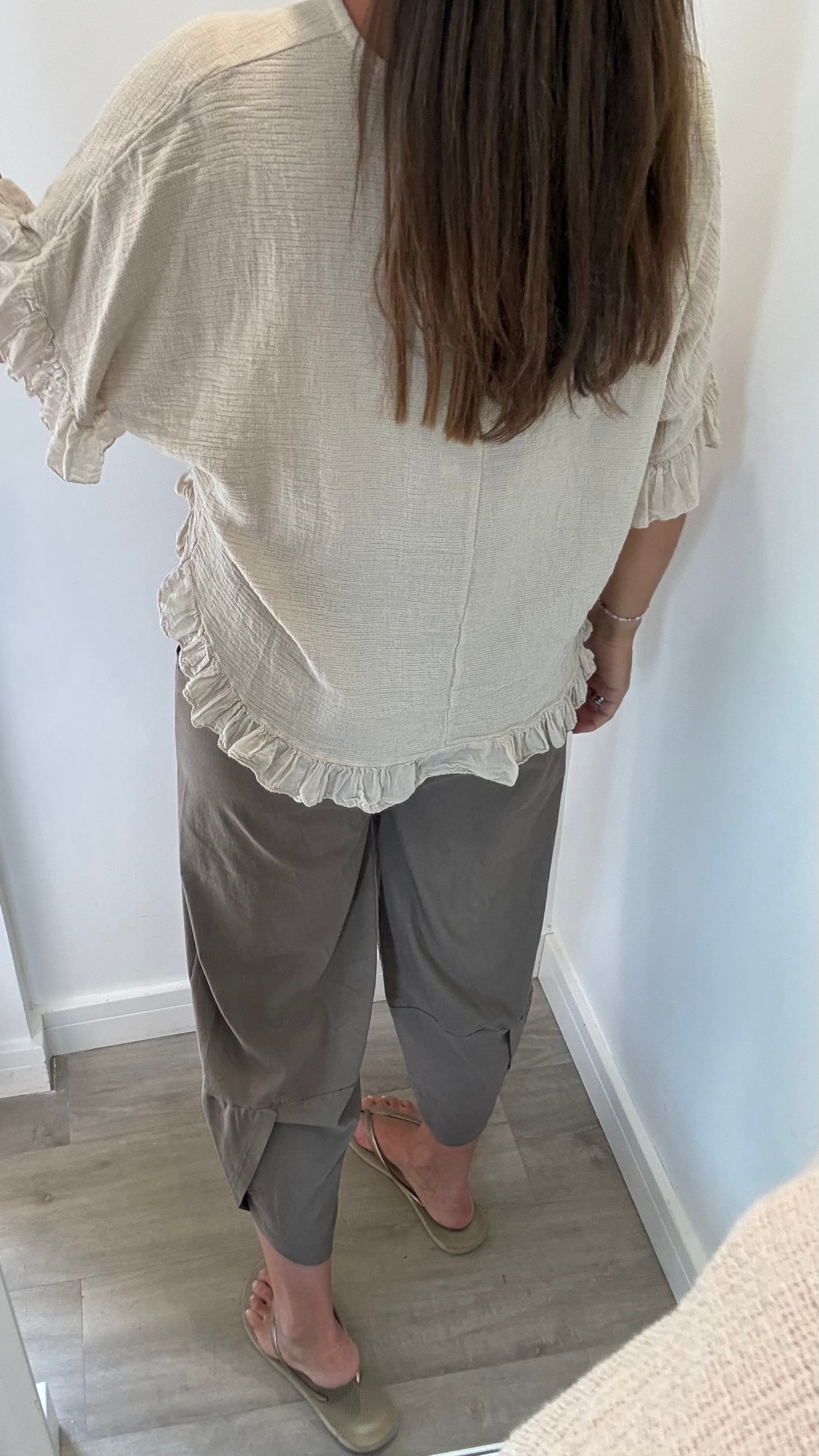 FRILL HEM COTTON TOP – STONE