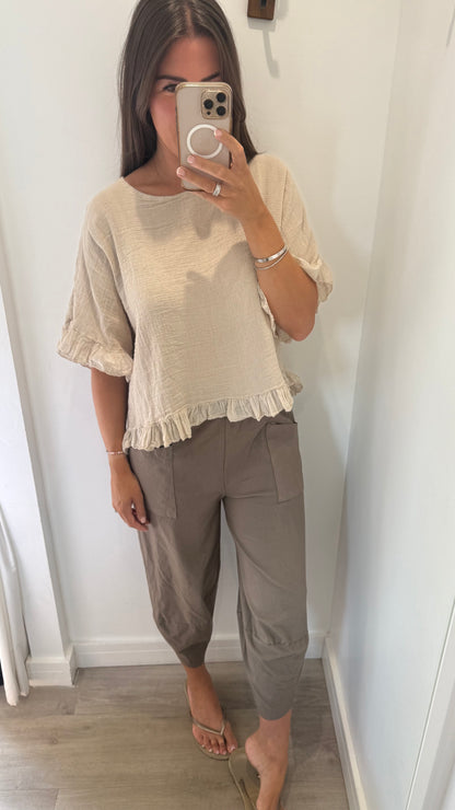 FRILL HEM COTTON TOP – STONE