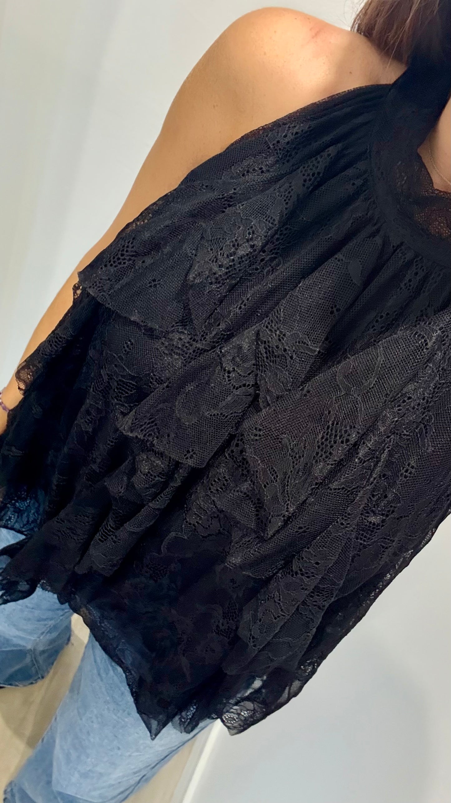 HALTERNECK LACE RUFFLE TOP