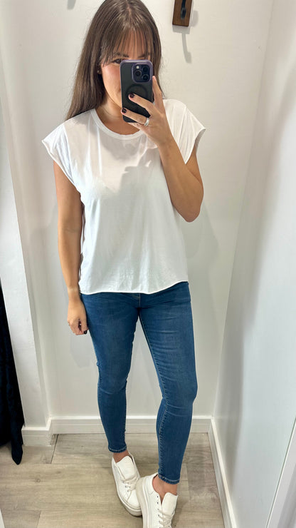 WHITE CAP SLEEVE TEE
