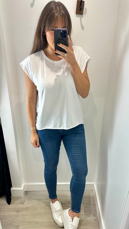 WHITE CAP SLEEVE TEE