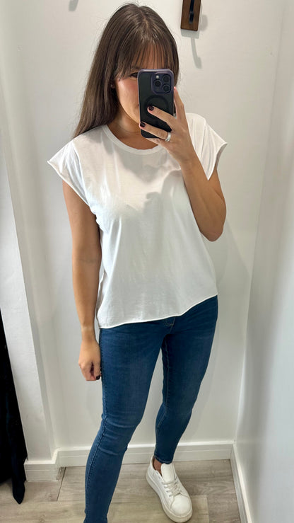 WHITE CAP SLEEVE TEE