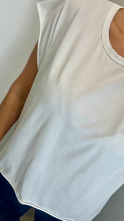 WHITE CAP SLEEVE TEE