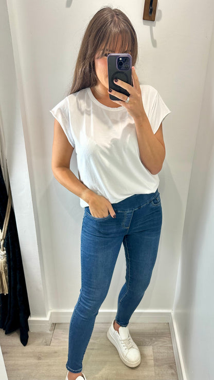 WHITE CAP SLEEVE TEE