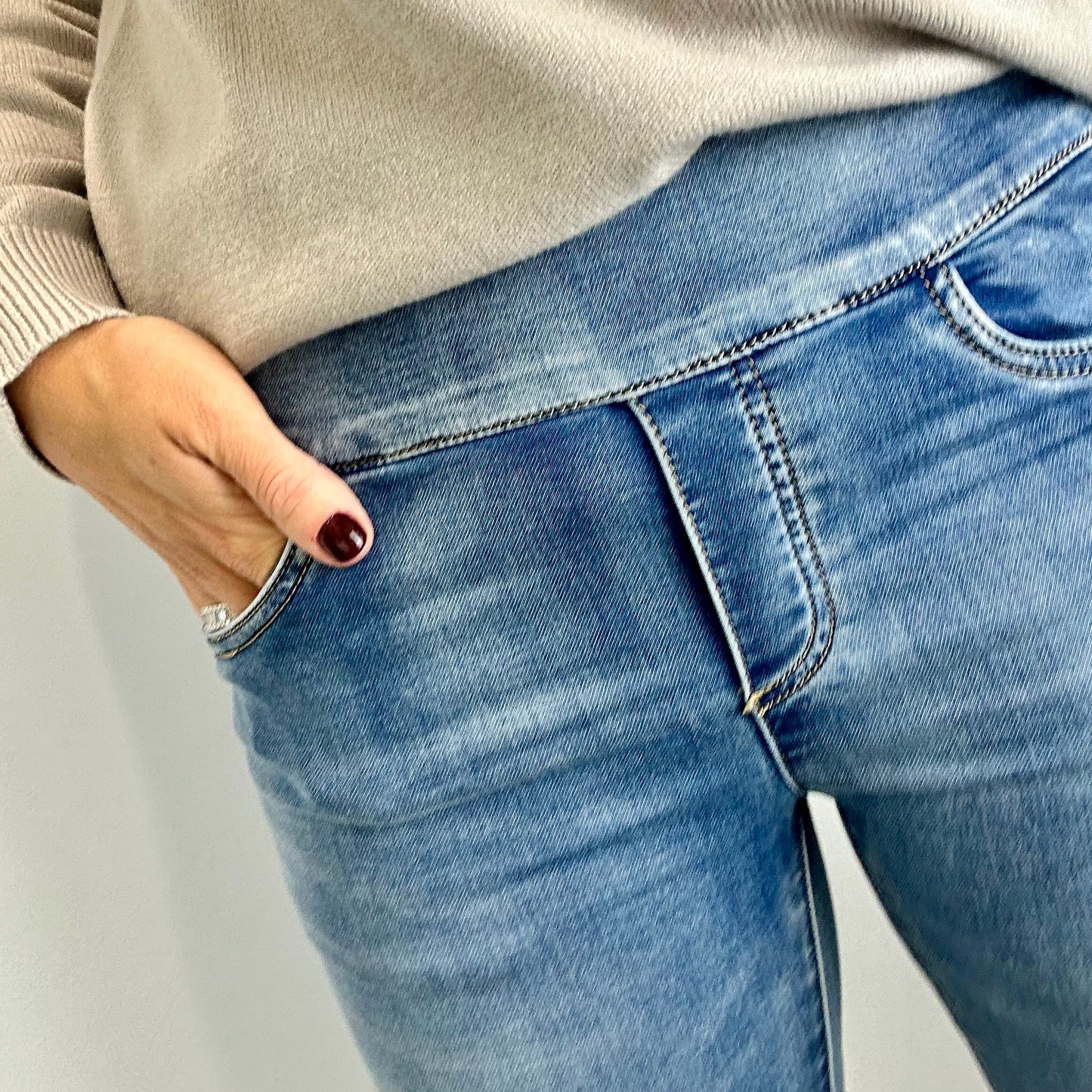 LIGHT DENIM TOCADO JEANS