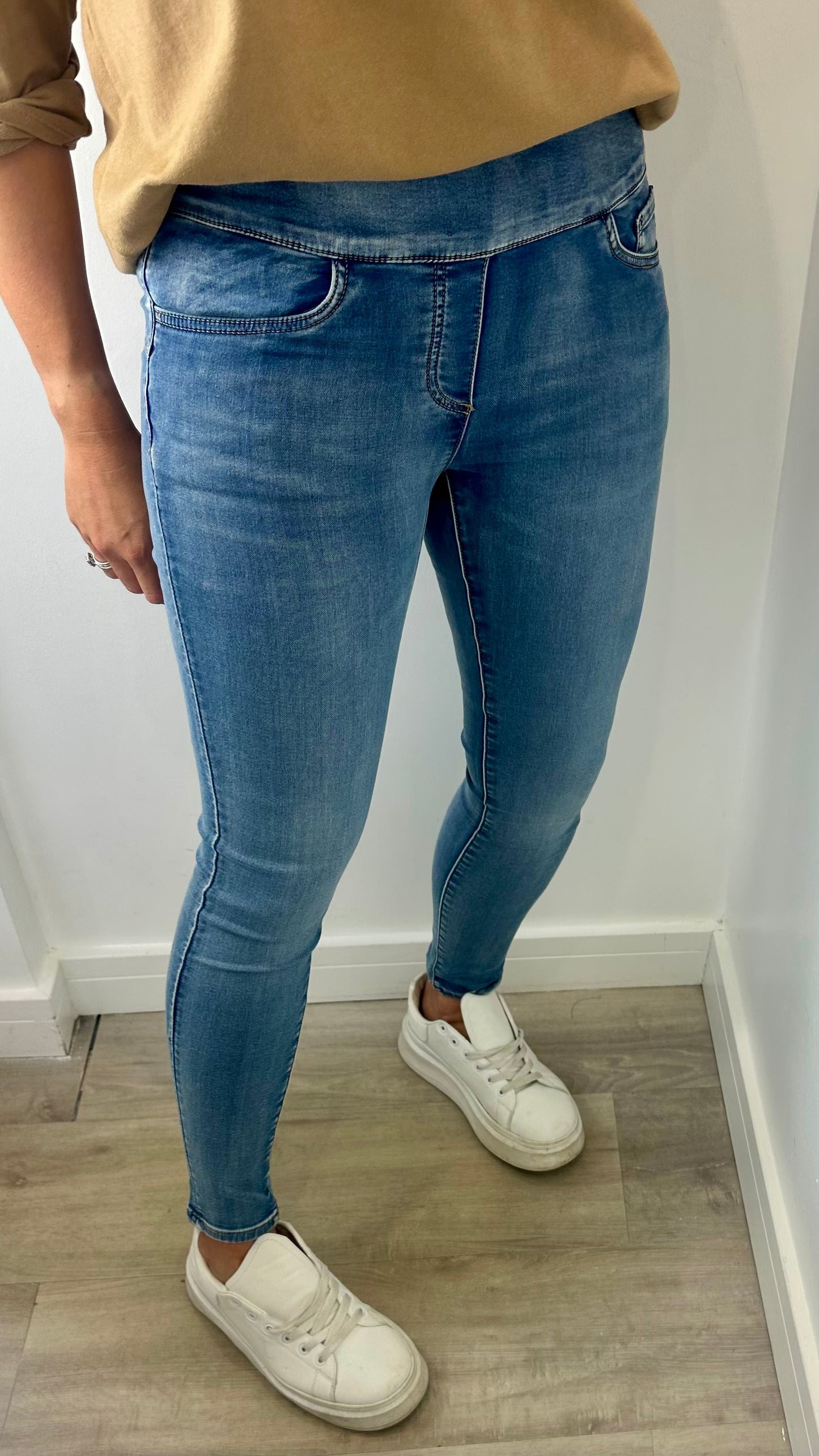 LIGHT DENIM TOCADO JEANS