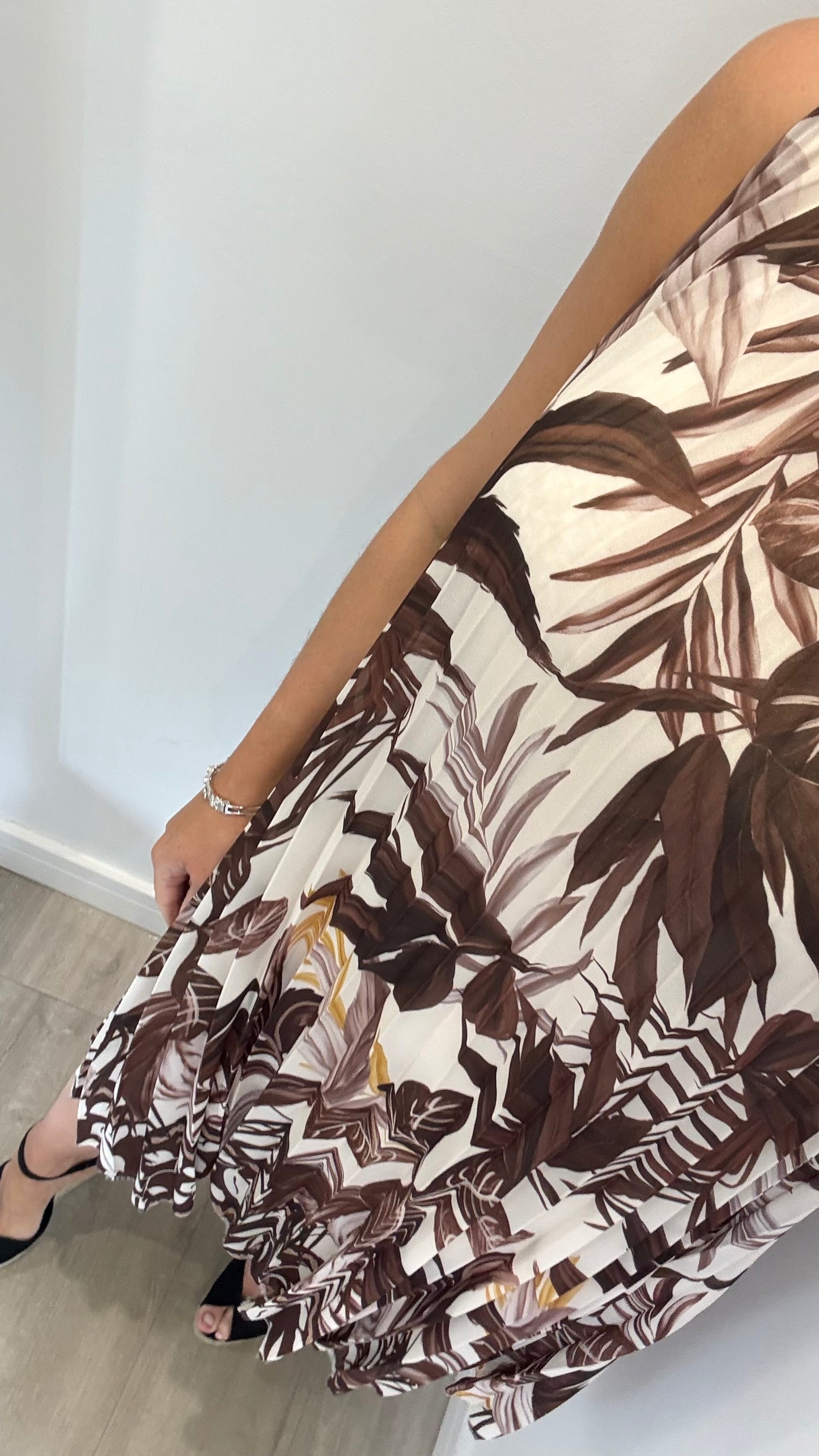 LEAF PRINT PLEATED MIDI DRESS – CREAM/BROWN