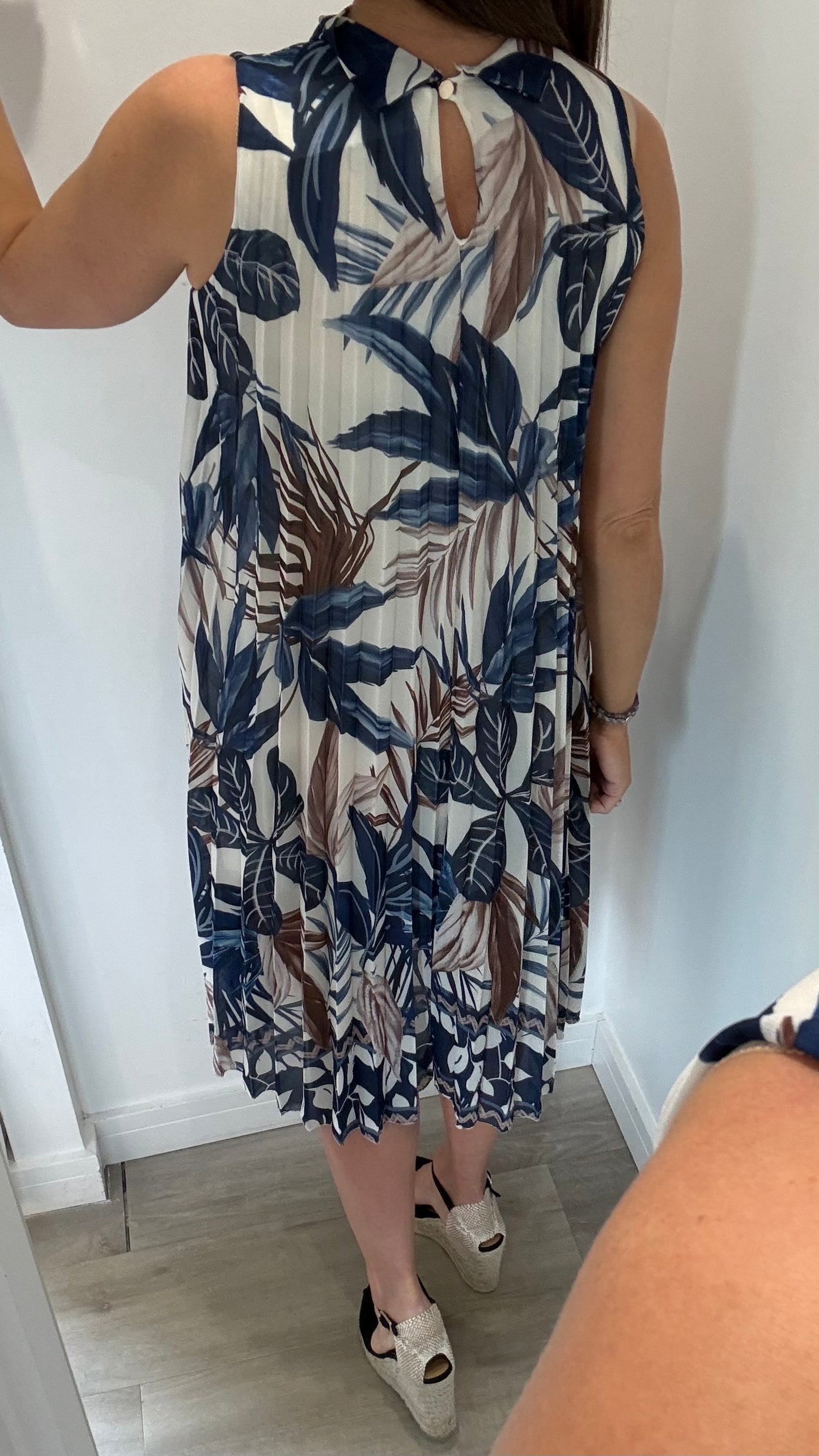 LEAF PRINT PLEATED MIDI DRESS – CREAM/NAVY