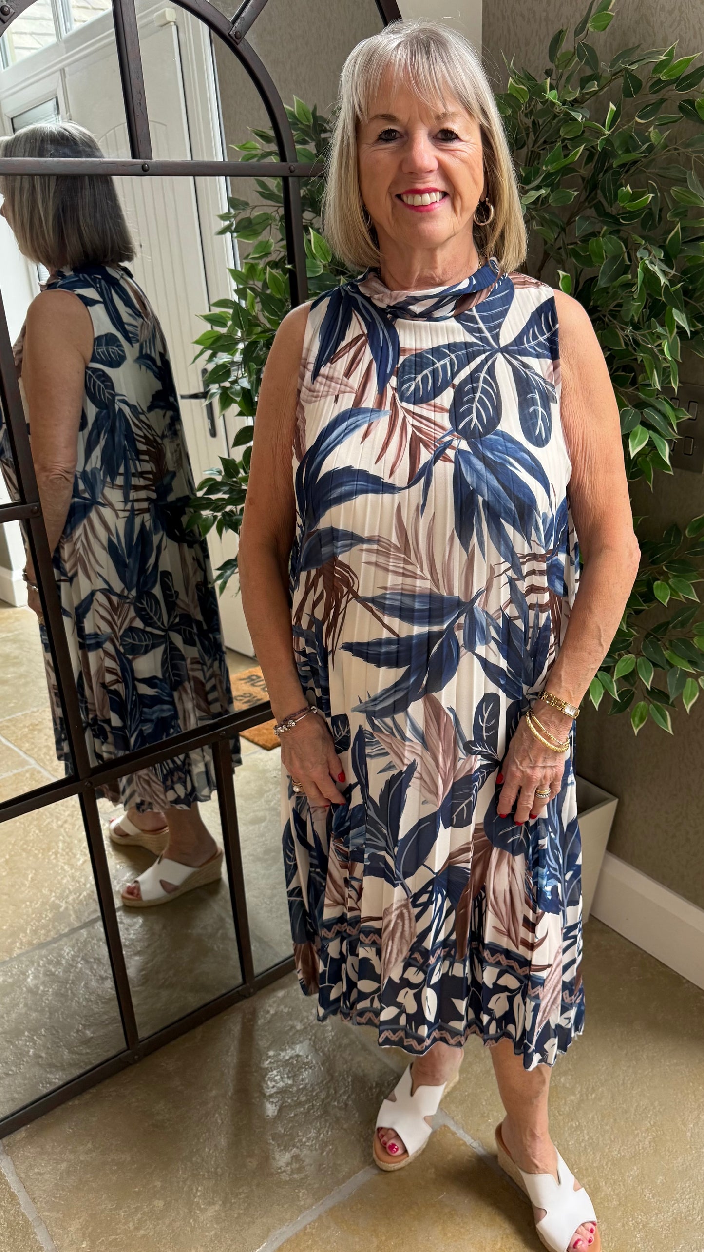 LEAF PRINT PLEATED MIDI DRESS – CREAM/NAVY