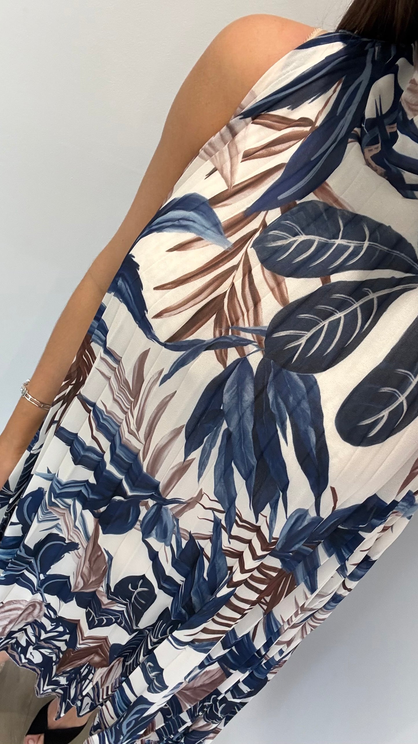 LEAF PRINT PLEATED MIDI DRESS – CREAM/NAVY