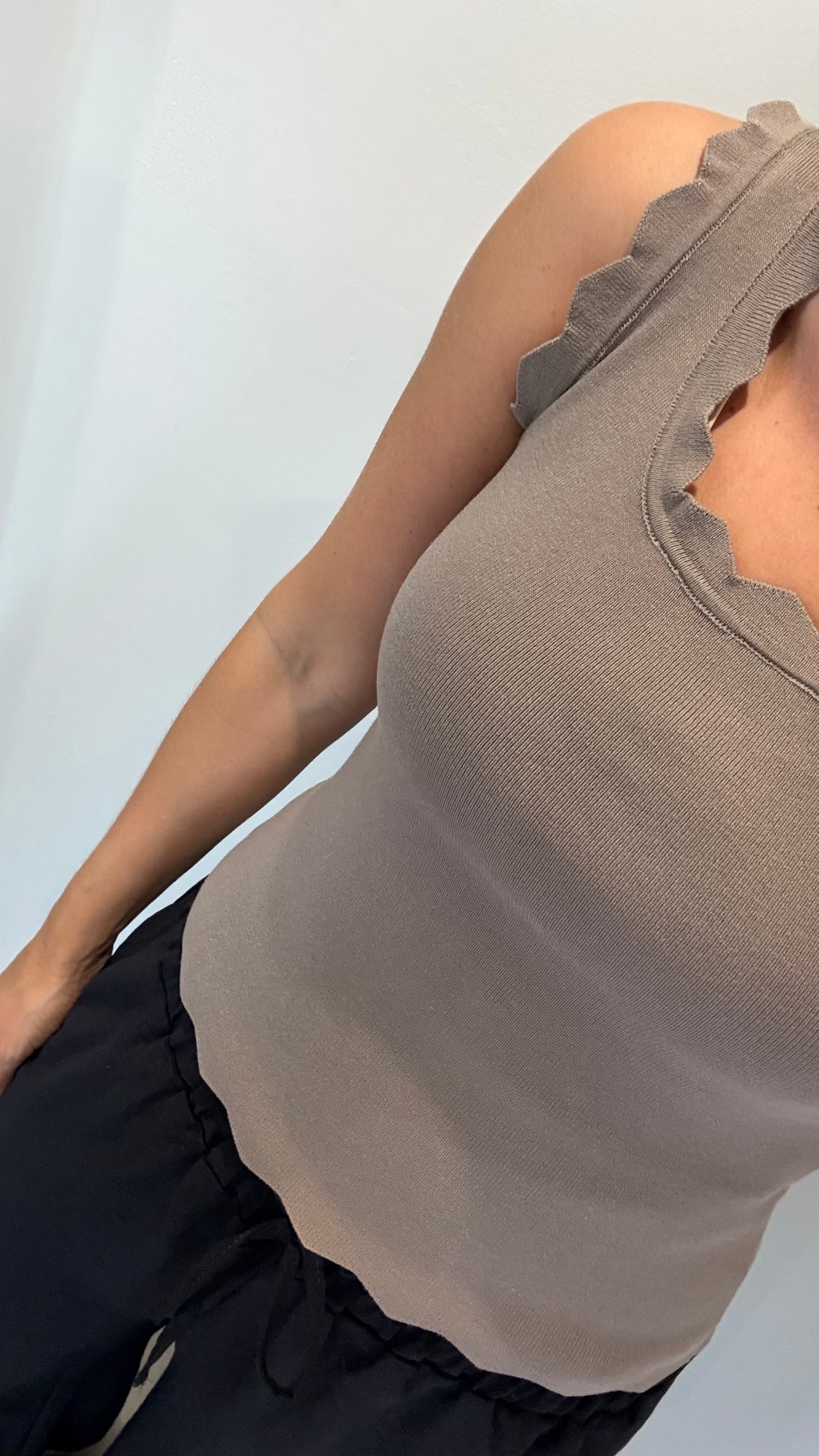 MOCHA SCALLOP VEST TOP