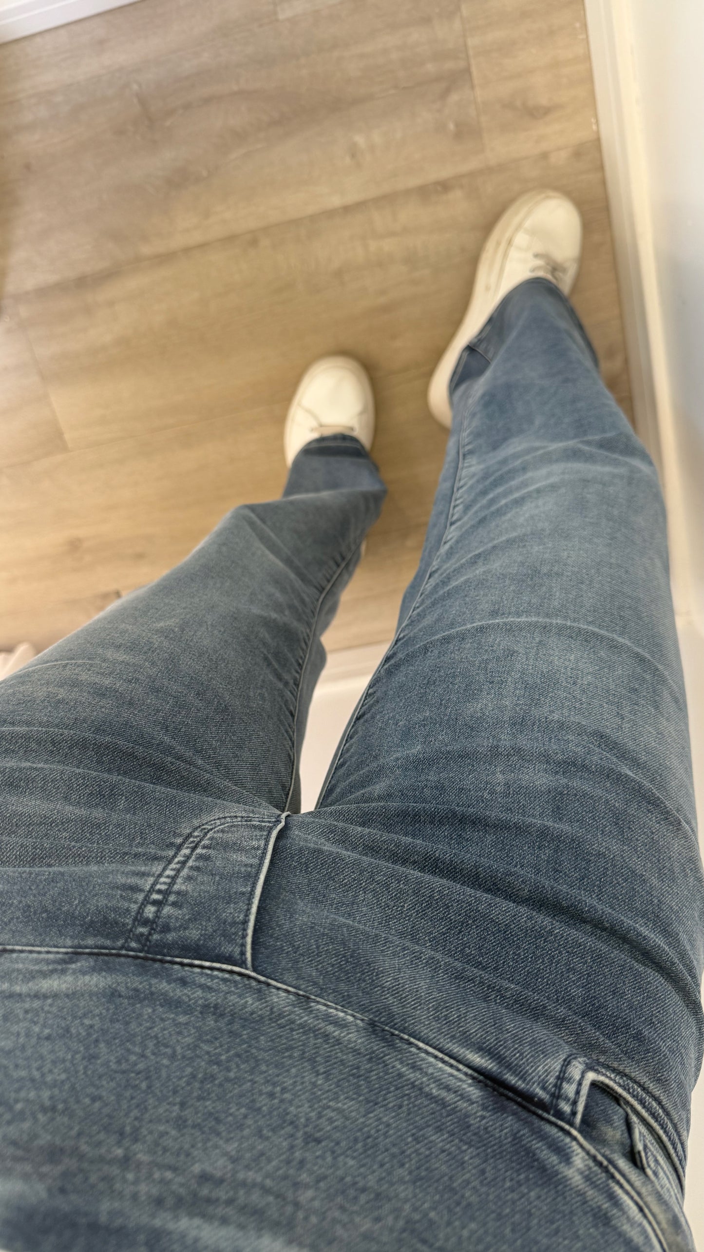 MID DENIM WASH TOCADO JEANS (STRAIGHT LEG)