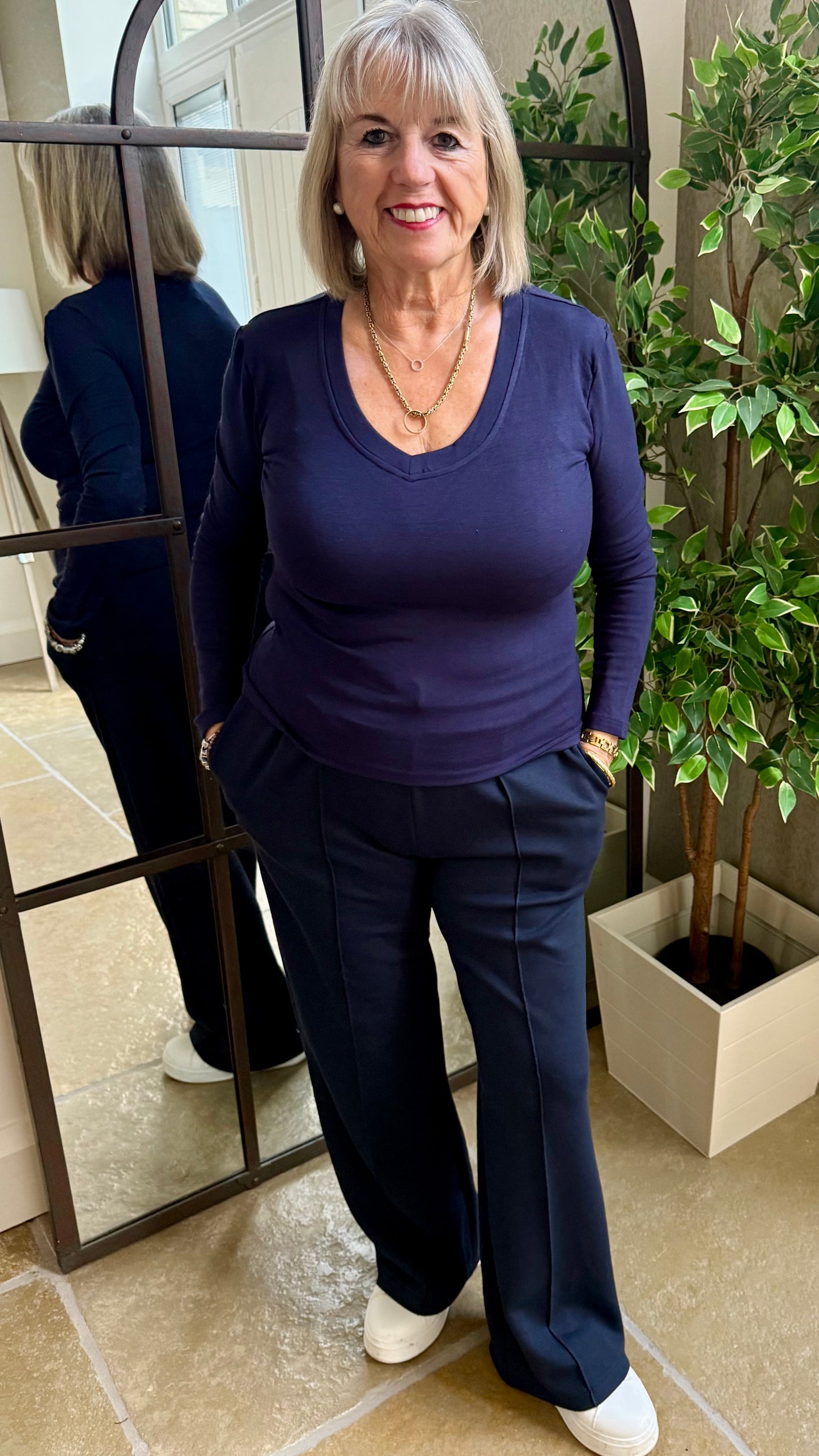 NAVY V-NECK STRETCH BASIC TOP