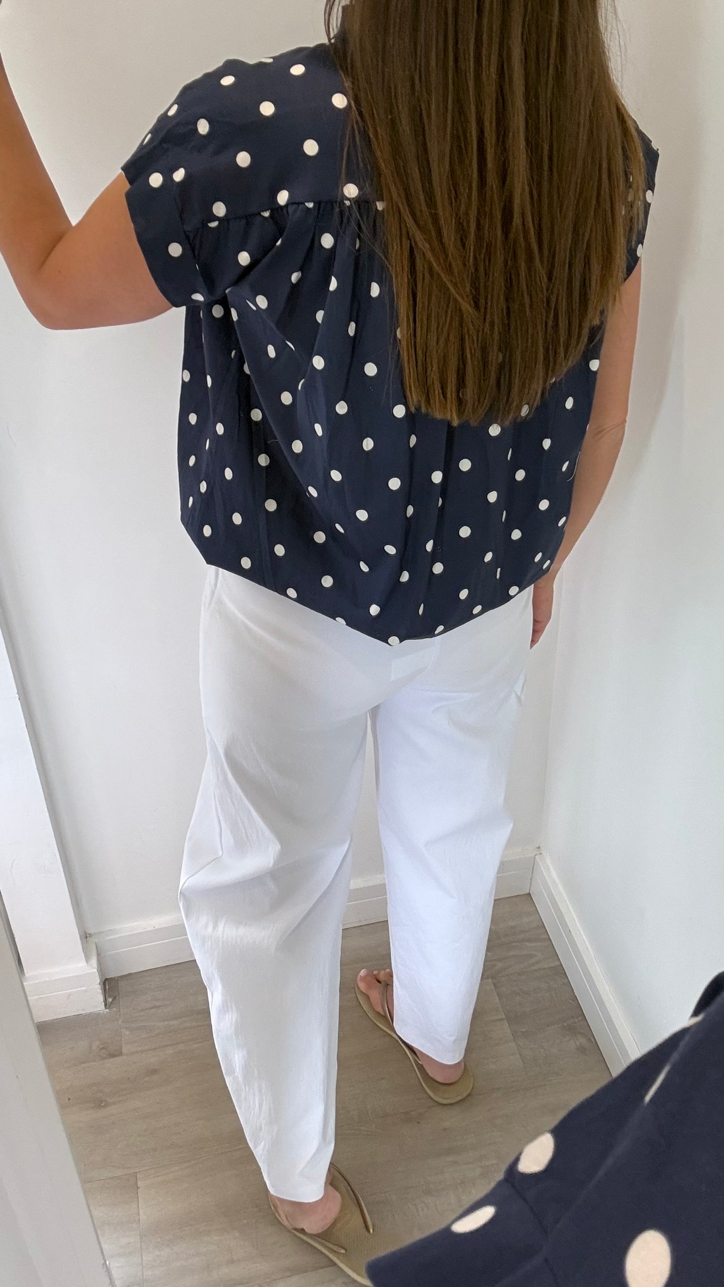 NAVY SPOT V NECK TOP