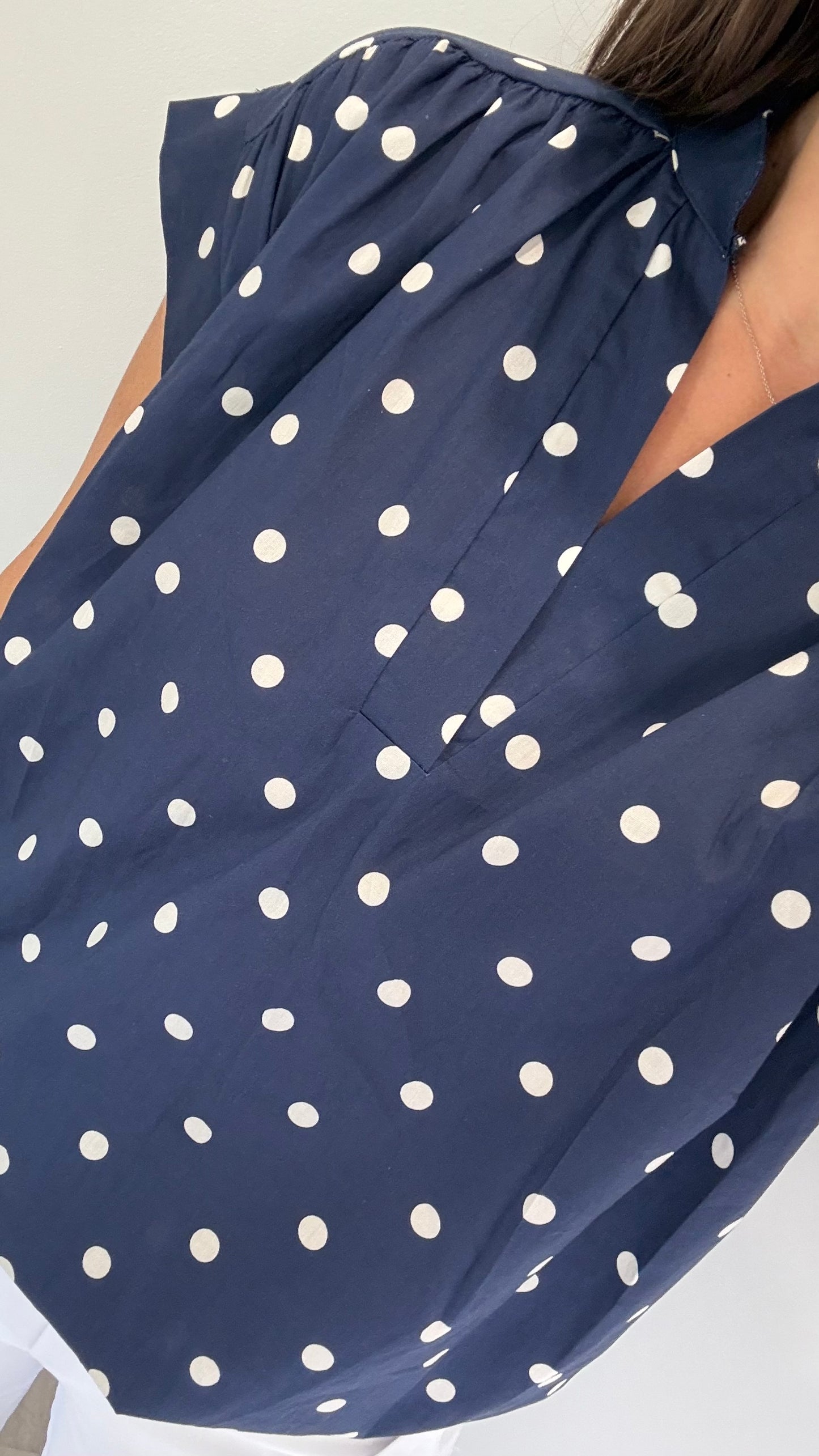NAVY SPOT V NECK TOP