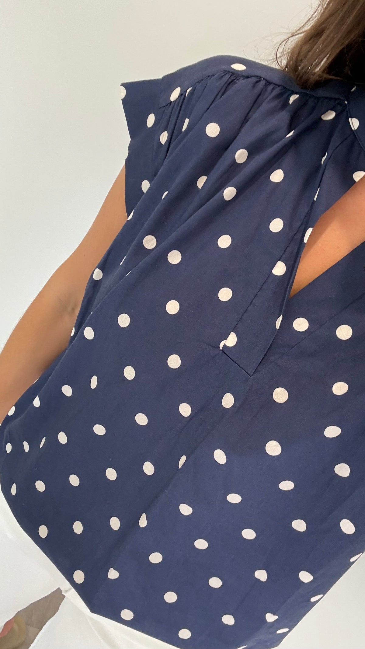 NAVY SPOT V NECK TOP