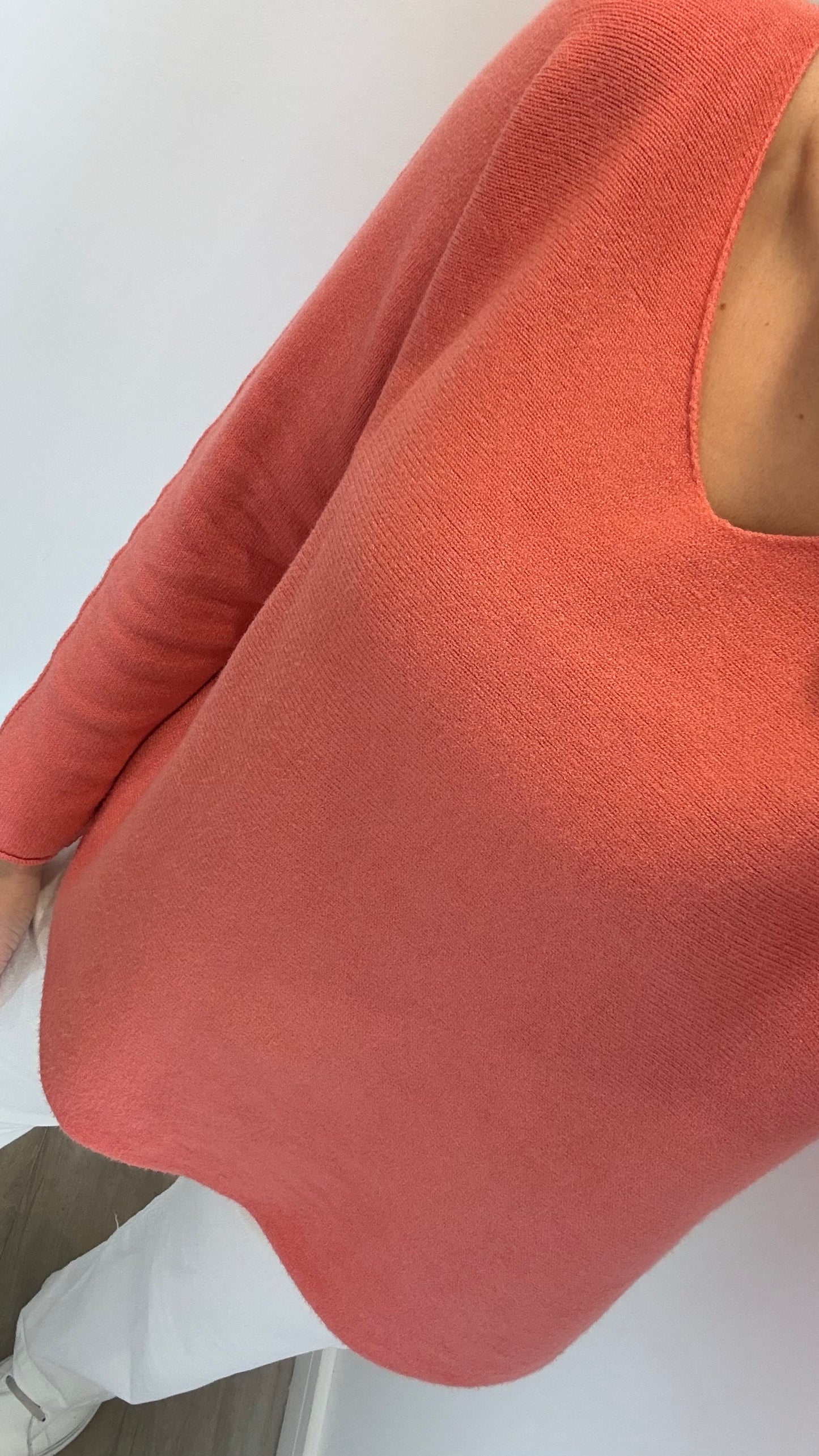 RUST V-NECK FINE KNIT JUMPER