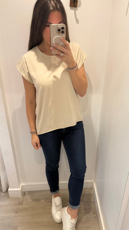 SAND CAP SLEEVE TEE