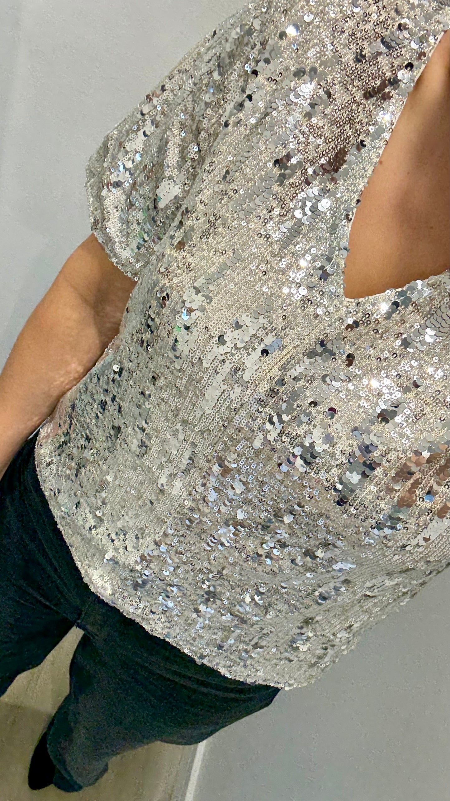 SILVER SEQUIN V NECK SHORT SLEEVE TOP