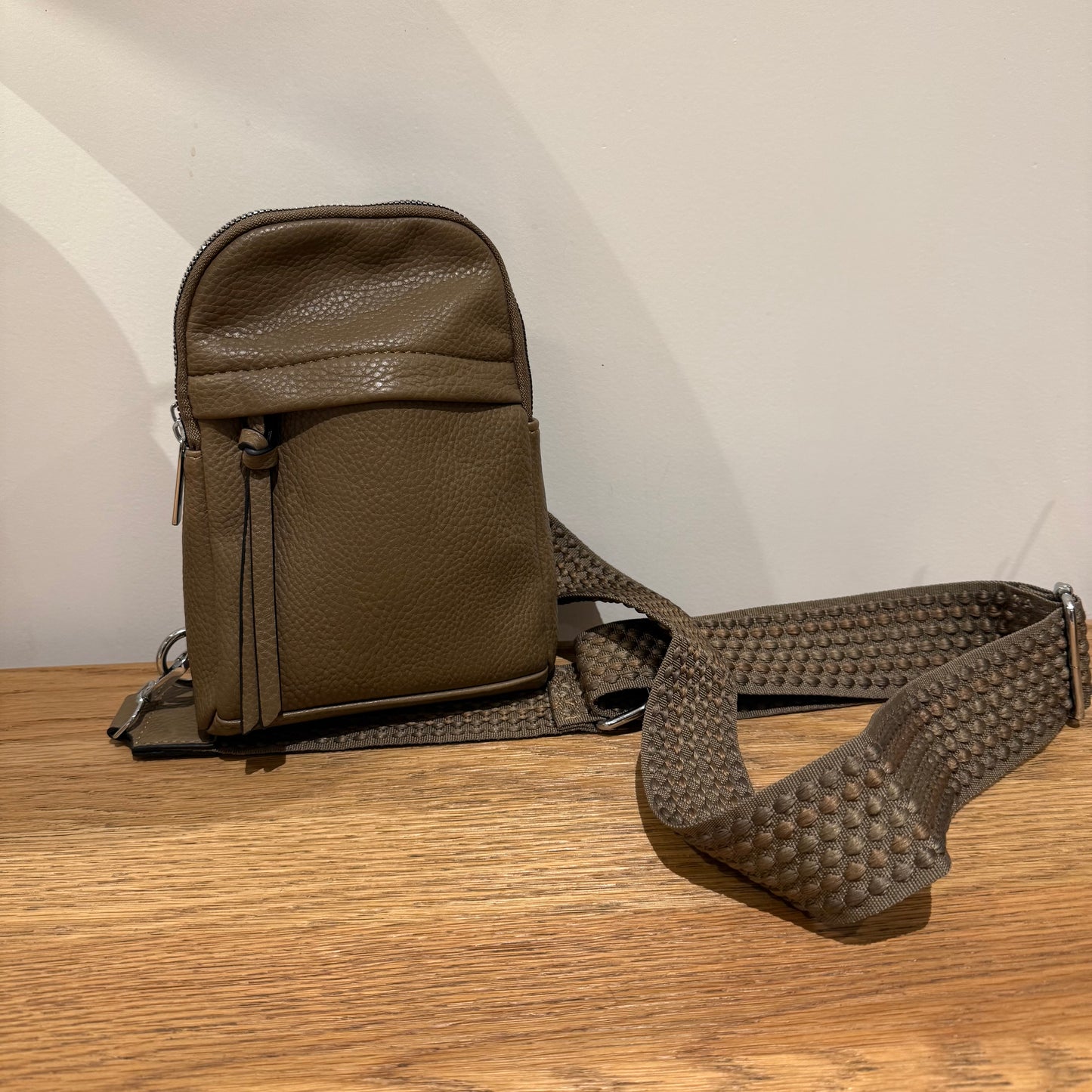 THE EVERTDAY DOUBLE ZIP CROSSBODY SLING BAG – MOCHA BROWN
