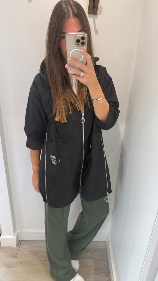 THE EVERYDAY HOODED MAC — BLACK