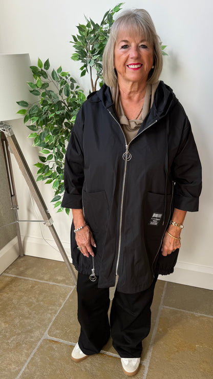 THE EVERYDAY HOODED MAC — BLACK