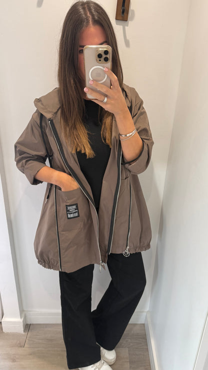 THE EVERYDAY HOODED MAC — TAUPE