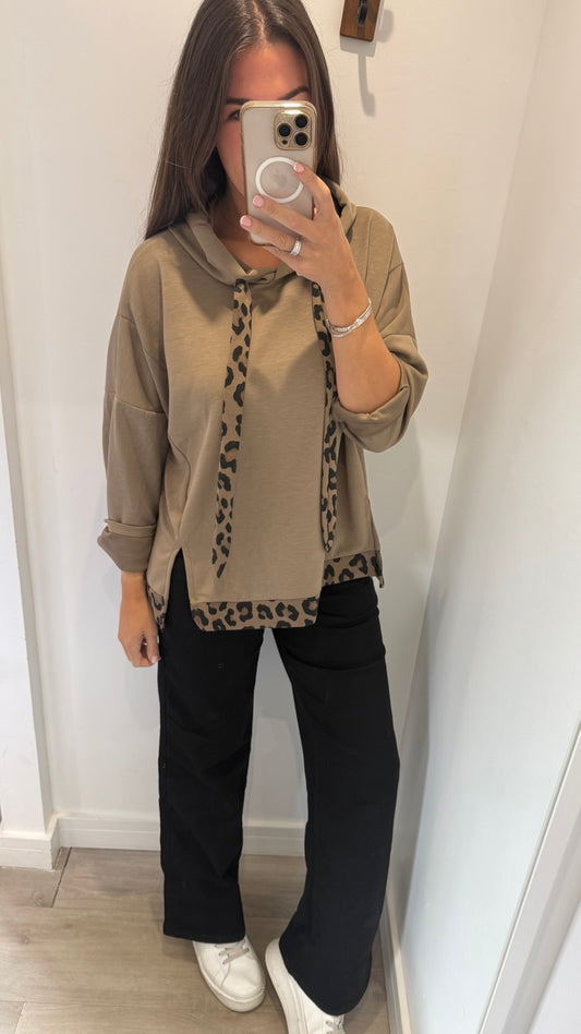 THE LEOPARD TRIM RELAXED HOODIE — MOCHA