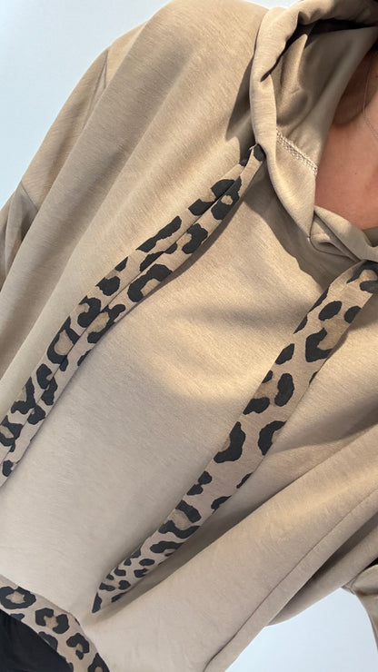THE LEOPARD TRIM RELAXED HOODIE — MOCHA