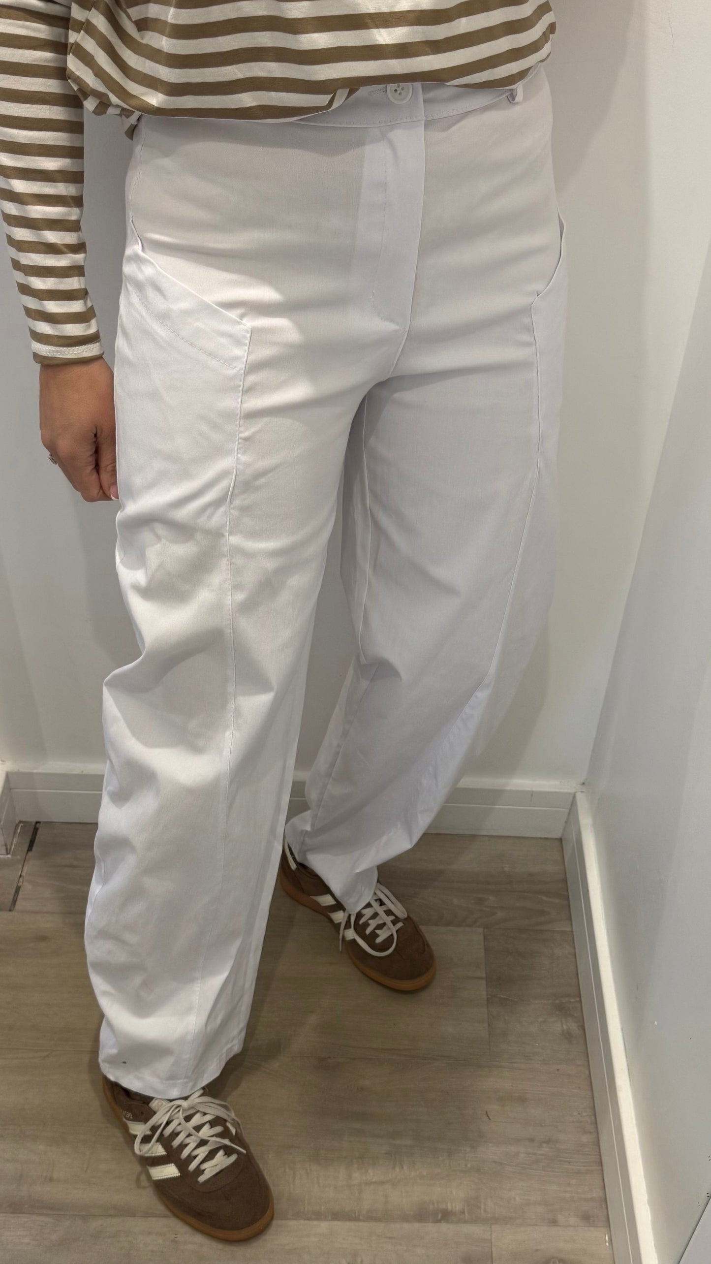 WHITE BUTTON BARREL TROUSERS WITH EXPOSED POCKETS