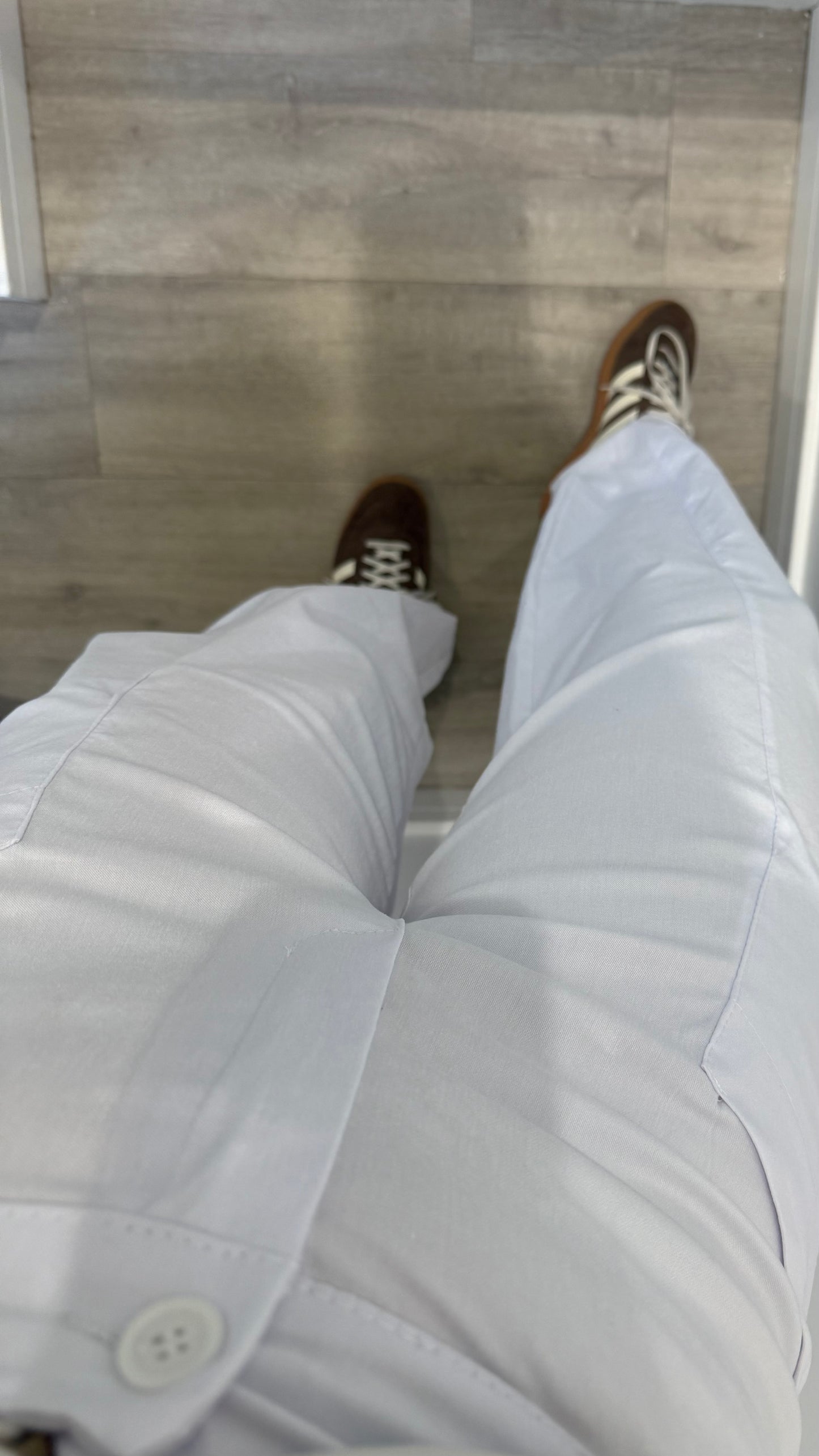 WHITE BUTTON BARREL TROUSERS WITH EXPOSED POCKETS