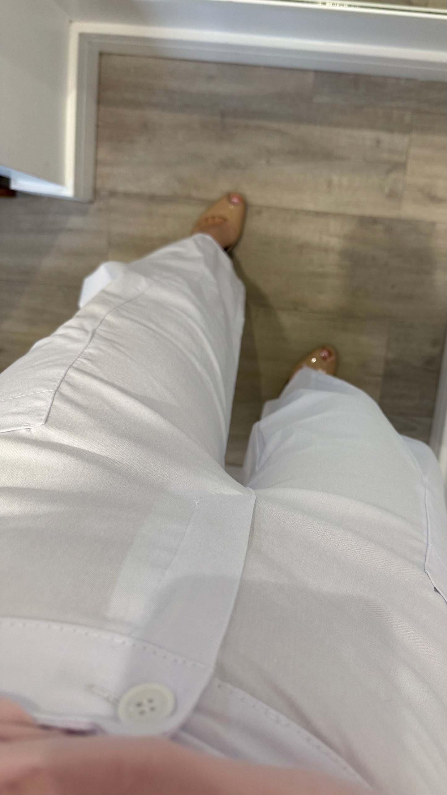 WHITE BUTTON BARREL TROUSERS WITH EXPOSED POCKETS