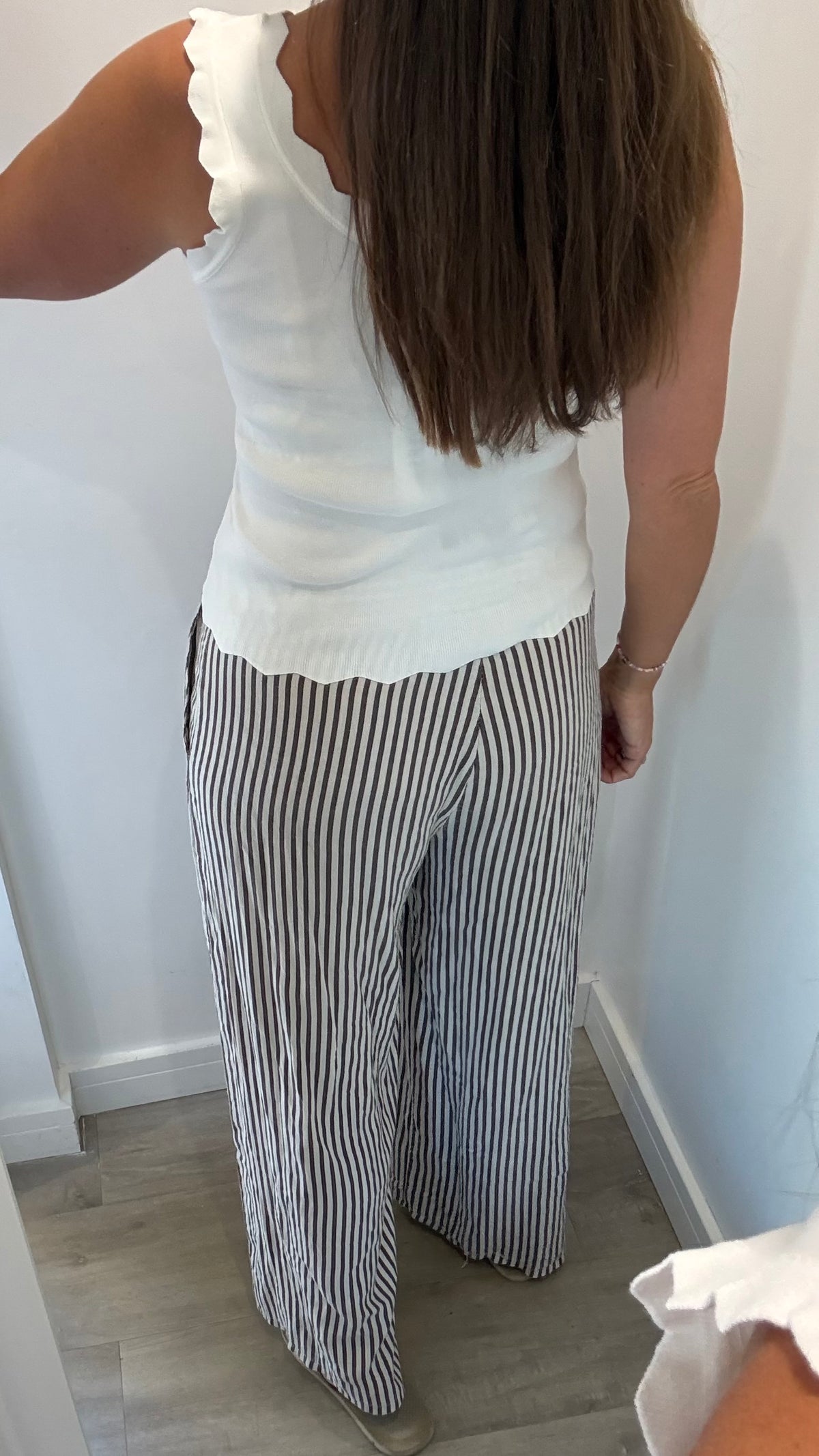WHITE SCALLOP VEST TOP