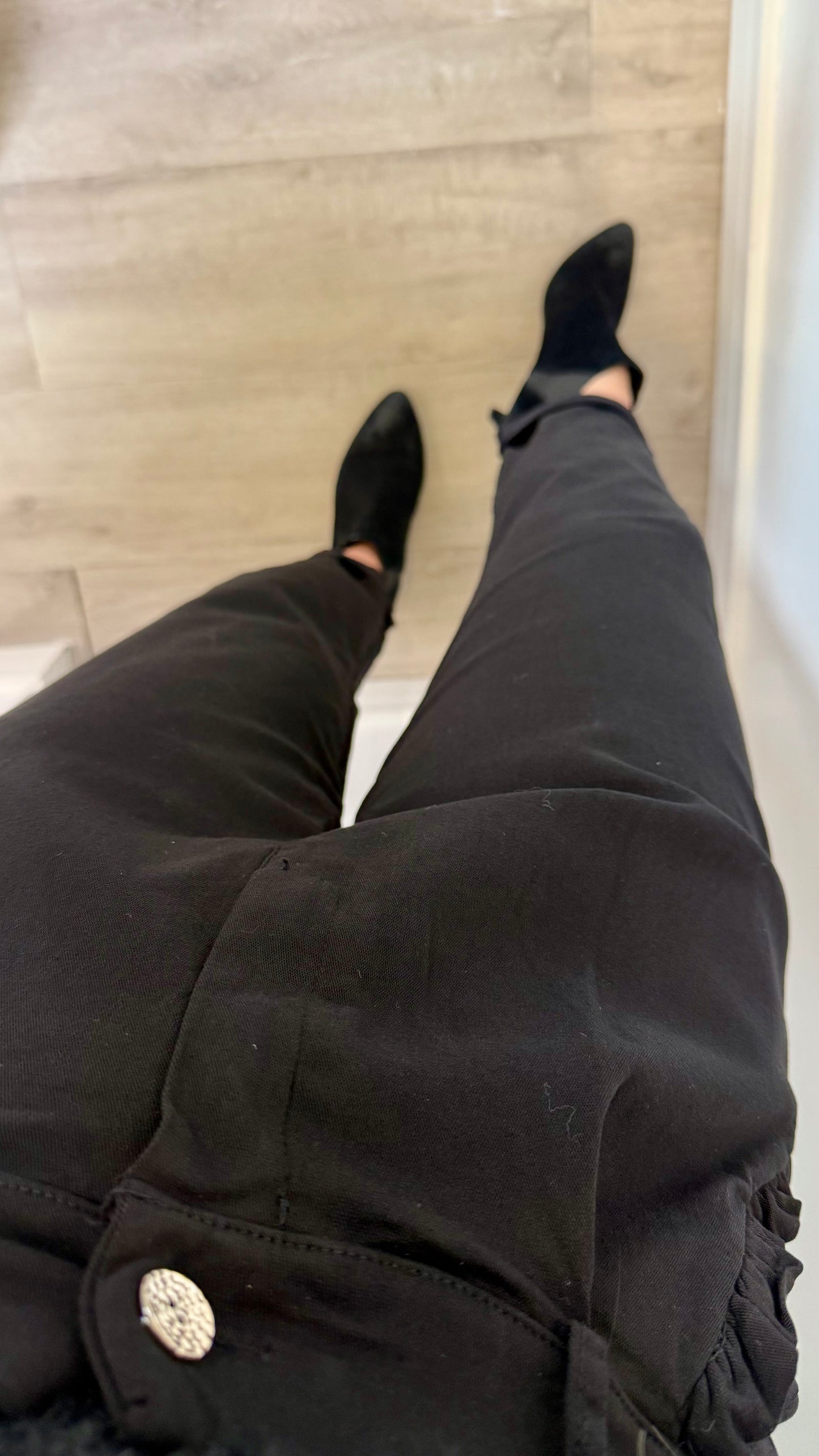 BLACK CHINO MAGIC PANT WITH FRILL POCKET