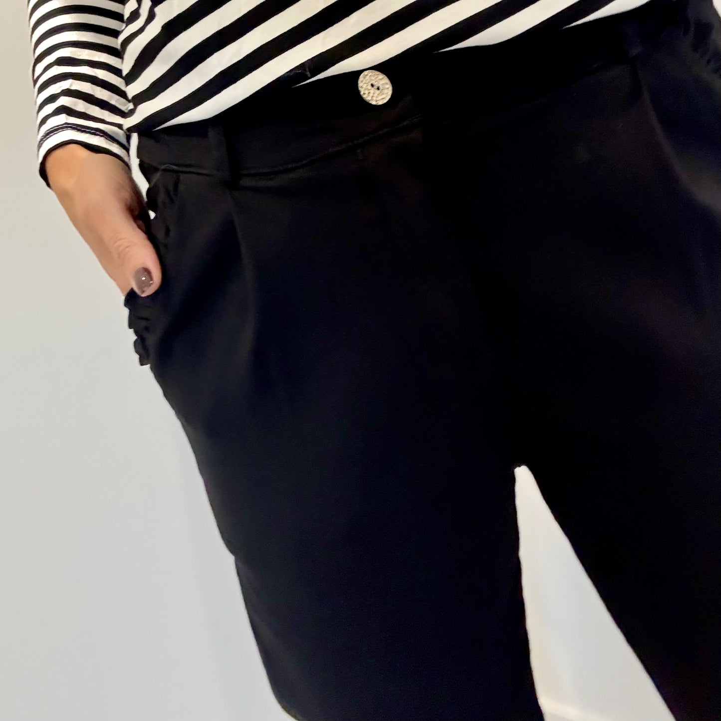 BLACK CHINO MAGIC PANT WITH FRILL POCKET
