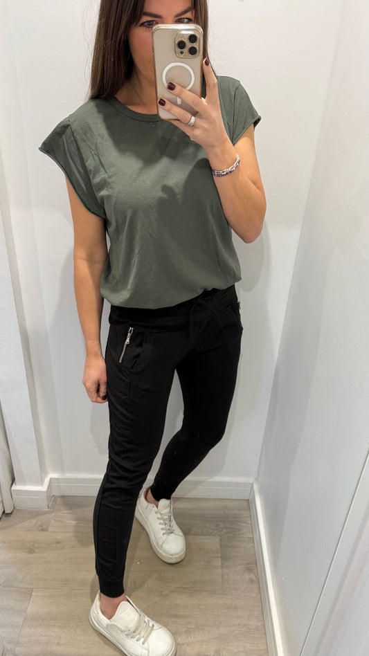 BLACK ULTIMATE JOGGER – BACK IN STOCK