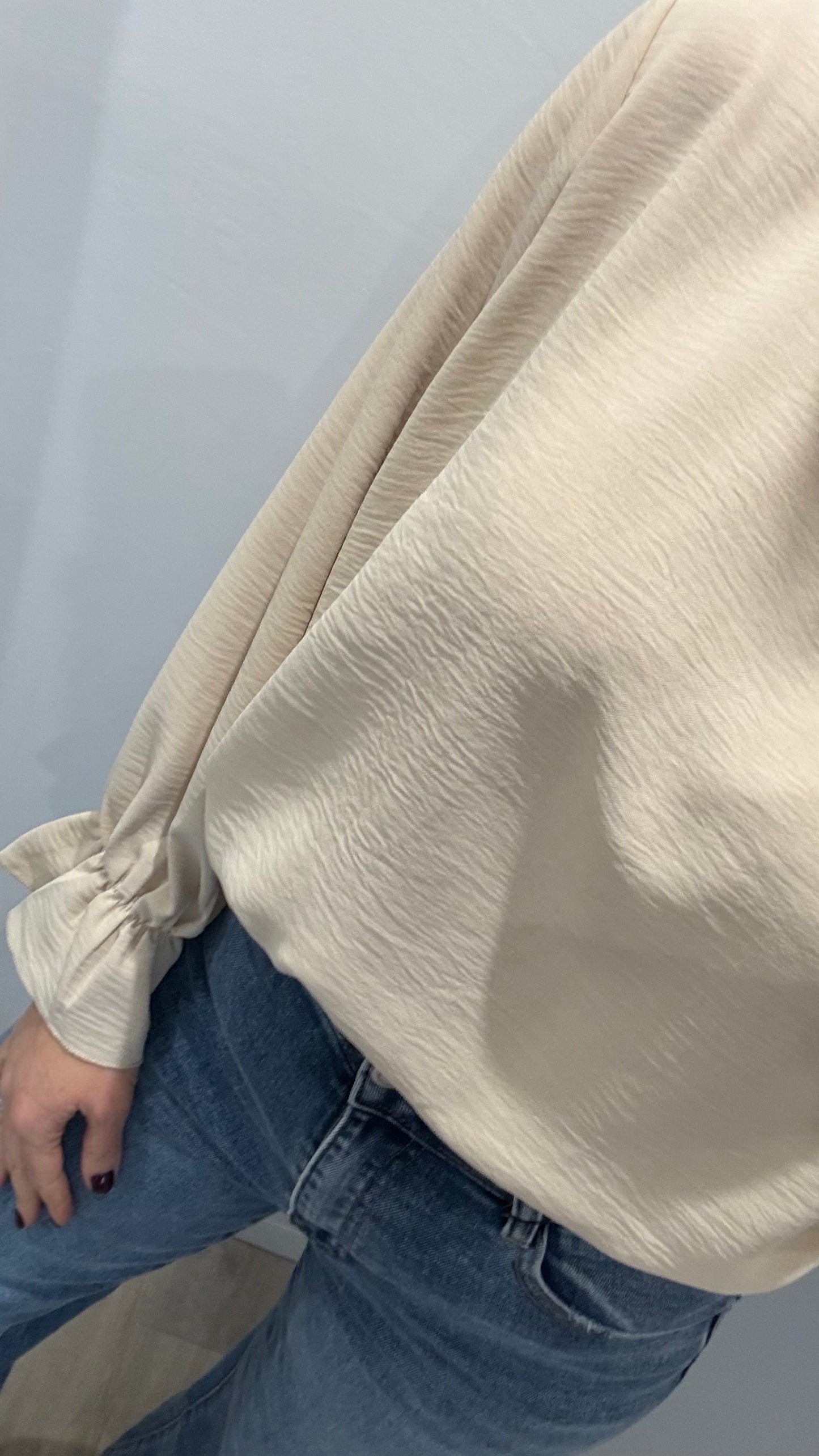 SAND FRILL CUFF V-NECK BLOUSE